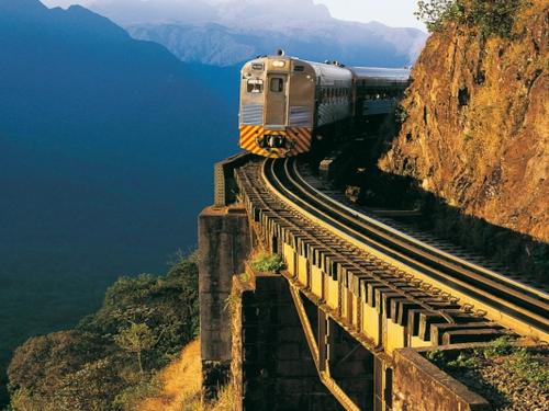 Passeio de trem de Curitiba a Morretes: explore um dos percursos mais deslumbrantes do Paraná!